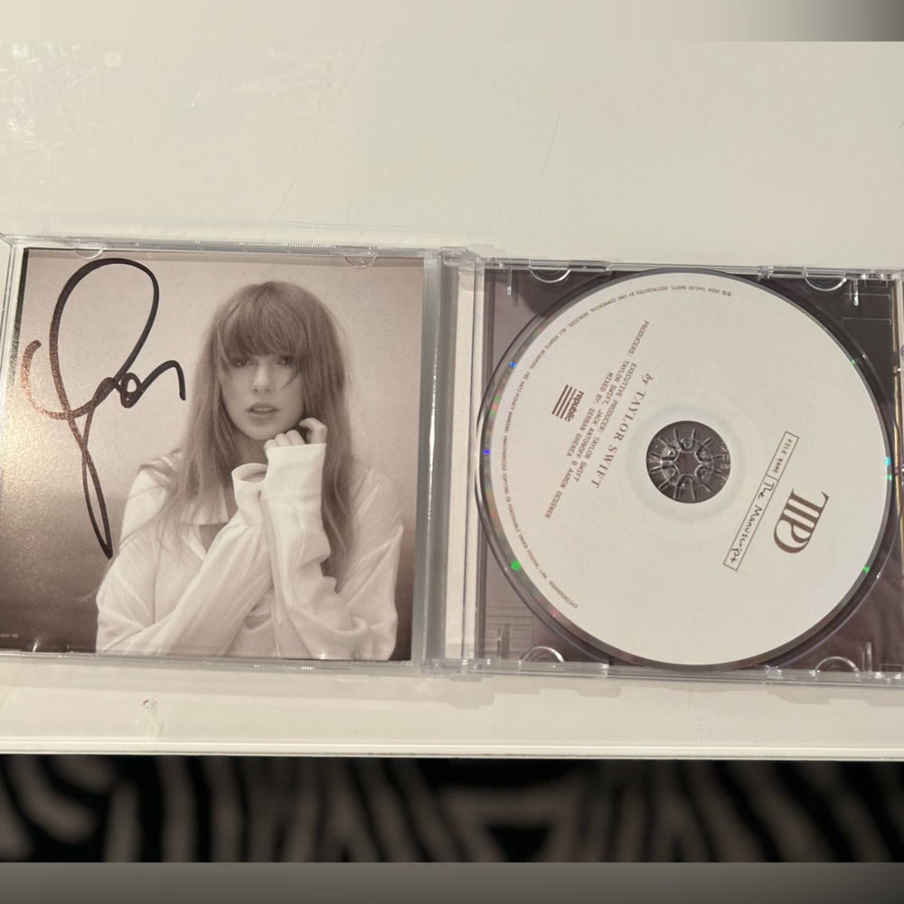 Taylor Swift The Tortured Poets Department CD - HAND SIGNED - Picture 3 of 6